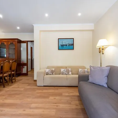 4 Bdr Flat With Balcony In Armacao By Lovelystay