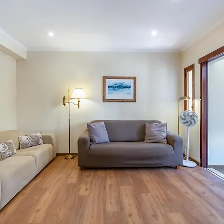 4 Bdr Flat With Balcony In Armacao By Lovelystay *