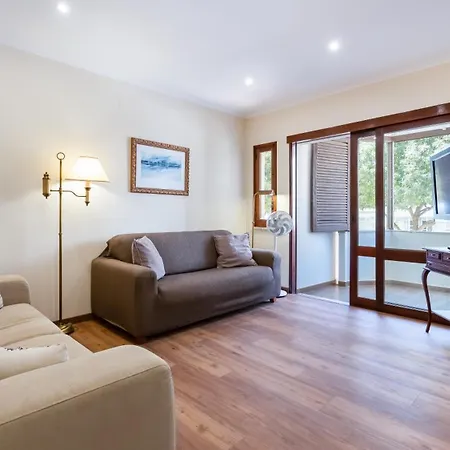 4 Bdr Flat With Balcony In Armacao By Lovelystay